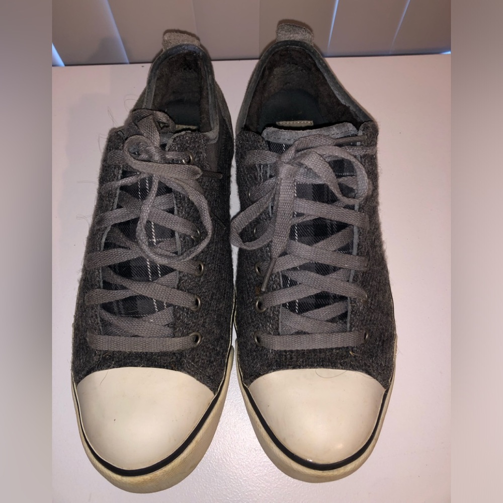 UGG FALL SNEAKERS SZ 9